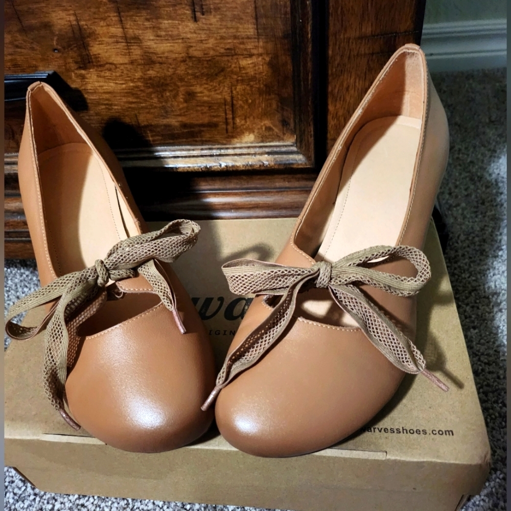 Dwarves leather low heels in Apricot size 8